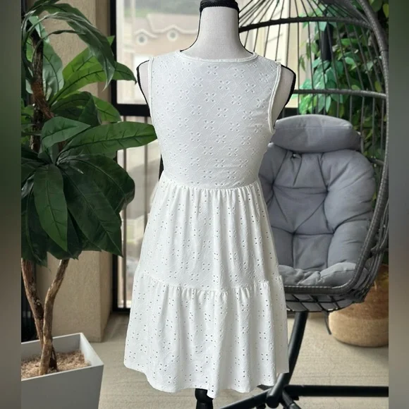 Elegant Milky White Sleeveless Dress - Picture 2 of 5